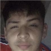 Profesor de inglés joven con el título del B2 de Cambridge que imparte clases a niñ@s